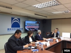 前国民党立委帅化民2017年5月15日谈台湾国防(美国之音记者申华 拍摄)