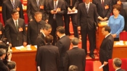 2017年3月13日政协会闭幕后,习近平与新科政协副主席梁振英握手交谈(美国之音叶兵,艾伦拍摄)