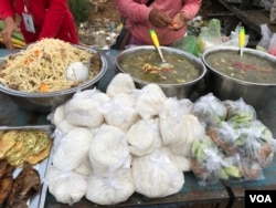摊贩在工厂大门前贩卖的柬埔寨传统食品(美国之音莉雅拍摄)