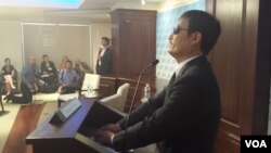 盲人法律维权人士陈光诚在美国企业研究所首次发表英文演说(美国之音杨明拍摄)