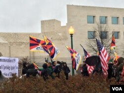 3月10日上午,藏人在中国驻美大使馆外举行和平集会,纪念西藏”抗暴日“58周年