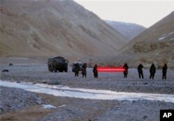 5月5日中国军人在主权有争议的拉达克地区打出横幅:“你们越界了,请返回”