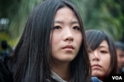 台湾记者在祭奠现场表情严肃。(美国之音记者方正拍摄)