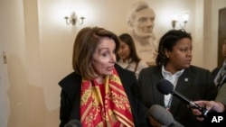 众议院议长佩洛西在国会山回答记者提问。(2019年1月23日)