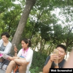 709案庭审期间,有声援者发现天津二中院周围出现一些疑似便衣人员。(网友提供)