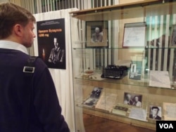 2013年末在莫斯科国家档案馆中展出的有关布哈林的书籍,以及他当年使用的一些物品。