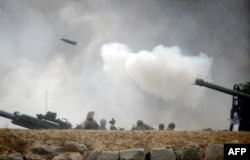 资料照片:美国陆军士兵在与韩国军队在非军事区附近的抱川的一处靶场发射155毫米M777榴弹炮。(2010年3月15日)