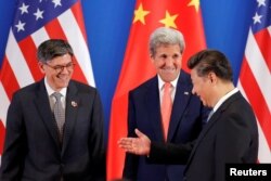 Chủ tịch Trung Quốc Tập Cận Bình (phải) gặp Ngoại trưởng Hoa Kỳ John Kerry và Bộ trưởng Tài chính Hoa Kỳ Jack Lew (phải) trong buổi lễ khai mạc hội nghị cấp cao Đối thoại Chiến lược và Kinh tế Mỹ - Trung tại Bắc Kinh.