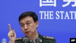 中国国防部发言人吴谦就发表国防白皮书见记者(美联社2019年7月24日)