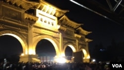 台湾民主团体隔海声援香港(美国之音许波拍摄)