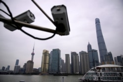 资料照:上海黄浦江边监控浦东陆家嘴金融区的监控摄像头。(2020年1月15日)