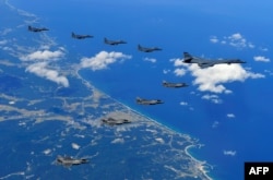 美韩空军在韩国上空举行联合军演。(韩国国防部提供 2017年9月18日)