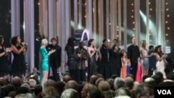 好莱坞影星丹泽尔.华盛顿和安妮.海瑟威为包括挪威国王和王后在内的座无虚席的观众联袂主持祝贺刘晓波获得诺贝尔和平奖的音乐盛会。(2010年12月11日)