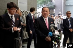 朝鲜外务相李勇浩在纽约,在其下榻酒店外对记者讲话。(2017年9月25日)