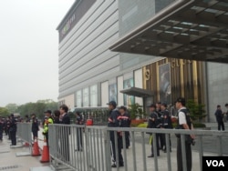 饭店前警卫森严(美国之音赵婉成拍摄)