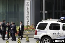 中国警车停在中国证监会门口(2015年7月9日)