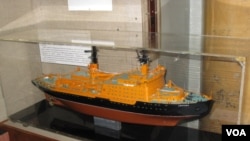 圣彼得堡极地博物馆中展出的苏联原子能破冰船模型。(美国之音白桦拍摄)