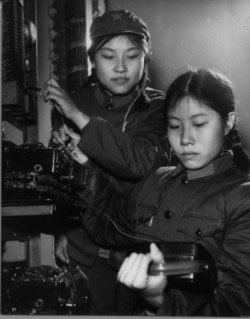 1971年在军队的郭于华(右)