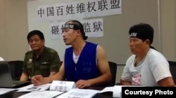 大陆访民七一游行后在香港会见记者刘卫平坐在左侧(刘卫平提供)