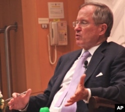 华盛顿智库彼得森国际经济研究所高级研究员尼古拉斯•拉迪在香港演讲(资料照)(美国之音)