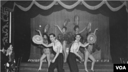 吉米·博尔戈斯(Jimmy “Jay” Borges,左)与托尼·翁(译音, Tony Wing)等在紫禁城夜总会表演 (Courtesy DeepFocus Productions, Inc.).