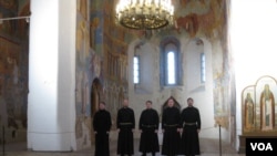 俄罗斯弗拉基米尔州一处东正教堂中的合唱团。(美国之音白桦拍摄)