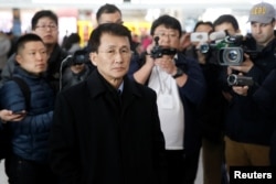 朝鲜外交部负责美国事务的高级官员崔康一(Choe Kang Il)在北京首都机场等候飞往赫尔辛基的飞机。