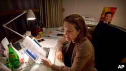 法国杂志《新观察家》周刊的记者郭玉(又称 “高洁”)在她在北京的公寓里,拿着中国外交部批评她的声明(2015年12月26日)