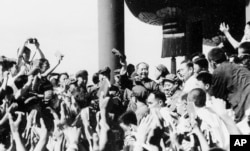 历史照片:中共主席毛泽东与来自北京等地的师生见面并挥手。(1966年8月)