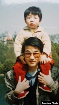 小时候最喜欢骑在爸爸夏霖肩头的小崇禹