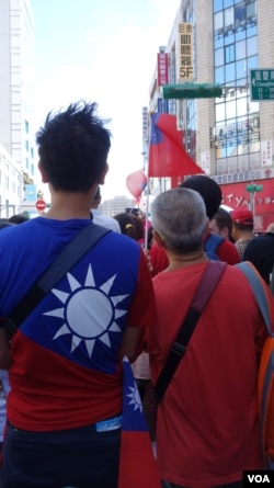 穿国旗衣的民众(美国之音张佩芝)