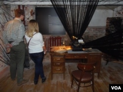 莫斯科古拉格博物馆陈列的桌椅、打字机,以及文件等复制品,放映大清洗时苏联秘密警察的审讯场景 (美国之音白桦)