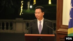 台湾外交部长吴钊燮2019年9月9日在台北宾馆与所罗门群岛外长出席一场记者会。(美国之音林枫拍摄)