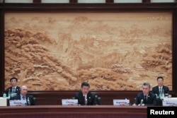 中国国家主席习近平,俄罗斯总统普京和阿根廷总统马克里在北京雁栖湖国际会议中心举行的“一带一路”国际合作高峰论坛的圆桌峰会上(2017年5月15日)