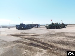 去年8月里海岸边的军事比赛活动中,中国海军陆战队的两栖登陆战车(左)与俄罗斯装甲车。