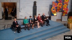 2010年12月10日在奥斯陆举行的诺和奖颁奖典礼上为身陷囹圄的获奖者刘晓波摆着空椅子(美国之音王南拍摄)