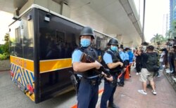 押解李宇轩的囚车离开西九龙裁判法院时，大批手持实弹长枪的警员在场戒备 （美国之音/汤惠芸）