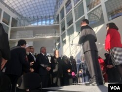 2018年8月2日在美国国务院主办的一场践行美国对国际宗教自由承诺的活动上,布朗巴克对与会者讲话(美国之音萧雨拍摄)