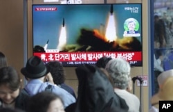 2019年5月4日,韩国首尔火车站,人们观看电视播放朝鲜射弹的新闻。