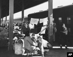 历史照片:国民党军队的家属拥挤在上海火车站的站台上,等待南撤的火车能有自己的位置。(1949年2月2日)