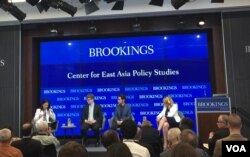 战略与国际问题研究中心(CSIS)科技政策项目副主任威廉·卡特(左二)2018年6月14日在华盛顿布鲁金斯学会出席讨论会(美国之音叶林拍摄)