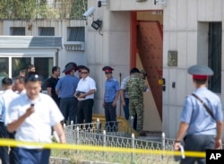 2016年8月30日中国驻吉尔吉斯斯坦大使馆自杀炸弹爆炸后警察封锁了现场。