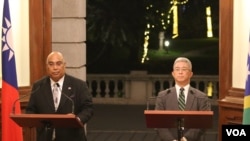 所罗门群岛外交部次长贝克与台湾外交部次长徐斯俭9月9日在台北宾馆的记者会上回答媒体提问。(2019年9月9日,美国之音林枫拍摄)