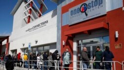 在拉斯维加斯,人们排队申领失业保险。(2020年3月17日)