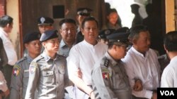 ဦးကိုနီကိုလုပ်ကြံမှု နောက်ဆုံးစီရင်ချက်ချဖို့ ရုံးထုတ်လာသော တရားခံများဖြစ်ကြတဲ့ အောင်ဝင်းဇော်နဲ့ ကြည်လင်း။ (ဖေဖော်ဝါရီ ၁၅၊ ၂၀၁၉)