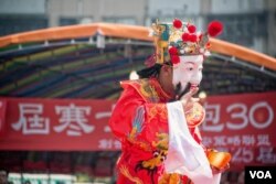 财神到尾牙现场助兴。(美国之音记者方正拍摄)