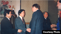 历史照片:老布什总统访华期间到北京国际俱乐部看望老朋友们。(1989年2月26日)
