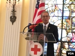 台湾驻美代表高硕泰在捐款仪式上致词(2017年9月12日,美国之音钟辰芳拍摄)