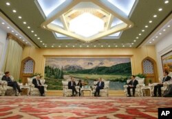 德国外长马斯在北京人民大会堂会见中国副主席王岐山。（2018年11月13日）