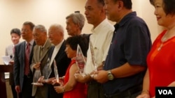 部分特刊作者领奖后合照(美国之音国符拍摄)